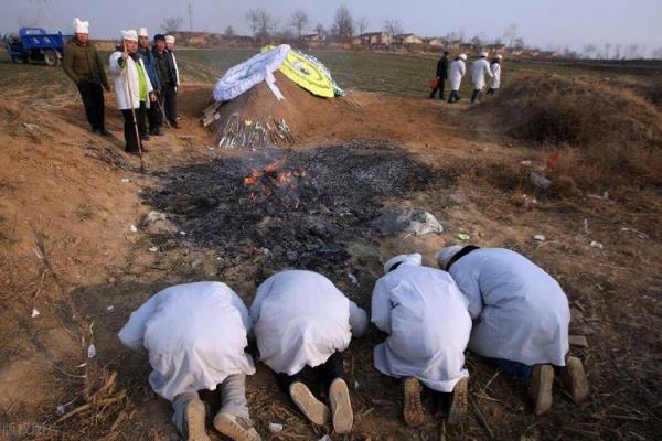 梦见给死去的人办丧事的场面
