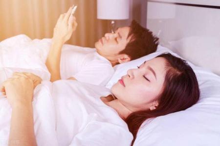 梦到自己出轨和男人睡